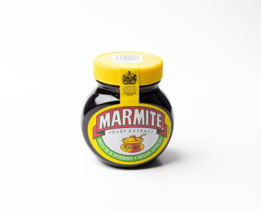 Varşova, Polonya, 30 Ekim 2023: Marmite Maya Spread, Vegemite Spread, Avustralya Sağlıklı Kahvaltı, Geleneksel İngiliz Kara Bira Mayası özütü, Tost Gıda Ezmesi, Marmite Spread, Editoryal Görüntü