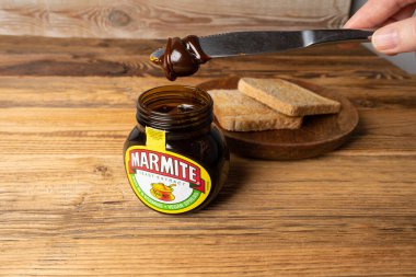 Varşova, Polonya, 30 Ekim 2023: Marmite Maya Spread, Vegemite Spread, Australian Sağlıklı Kahvaltı, Geleneksel İngiliz Kara Bira Mayası Özütü, Tost Gıda Ezmesi, Marmite Spread, Editoryal Image