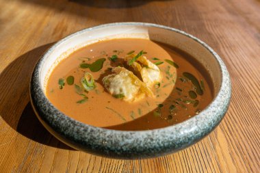 Nepalli Momo Jhol Achar Mantı Çorbası, Kızarmış Gyoza Çorbası, Baharatlı Domates Momo Mevsimi Çorbası Güneş Işığı Kapanışı Restoran Kasesi