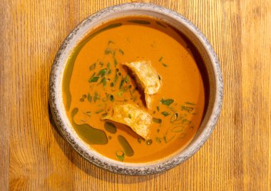 Nepalli Momo Jhol Achar Mantı Çorbası, Kızarmış Gyoza Çorbası, Baharatlı Domates Momo Mevsimi Çorbası Güneş Işığı Kapanışı Restoran Kasesi