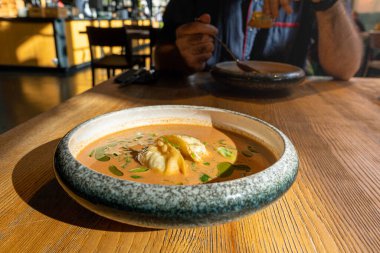 Nepalli Momo Jhol Achar Mantı Çorbası, Kızarmış Gyoza Çorbası, Baharatlı Domates Momo Mevsimi Çorbası Güneş Işığı Kapanışı Restoran Kasesi