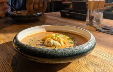 Nepalli Momo Jhol Achar Mantı Çorbası, Kızarmış Gyoza Çorbası, Baharatlı Domates Momo Mevsimi Çorbası Güneş Işığı Kapanışı Restoran Kasesi