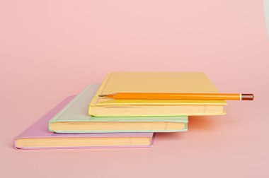 Metin, Moleskin Şablonu, Boş Düzenleyici, Yeni Günlük, Not Defteri Üst Görünümü ile Ofis Masasında Kopya Alanı