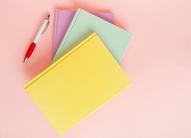 Metin, Moleskin Şablonu, Boş Düzenleyici, Yeni Günlük, Not Defteri Üst Görünümü ile Ofis Masasında Kopya Alanı