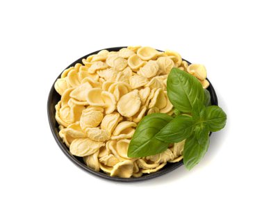 Bowl 'da çiğ Orecchiette Makarna, Ev Yapımı Kuru Makarna, İtalyan Recchietedde, Çiğ Erişte, Beyaz Arkaplan' da Orecchiette Makarna