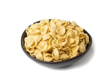 Bowl 'da çiğ Orecchiette Makarna, Ev Yapımı Kuru Makarna, İtalyan Recchietedde, Çiğ Erişte, Beyaz Arkaplan' da Orecchiette Makarna