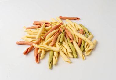 Çiğ Trofie Pasta Yığını İzole Edilmiş, Kuru Renkli İtalyan Makarnası, Geleneksel Genoa Gıda, Çiğ Erişte Karışımı, Modern Ligurian Mutfağı, Sarı, Kırmızı ve Yeşil Trofie Makarnası Beyaz Arkaplanda