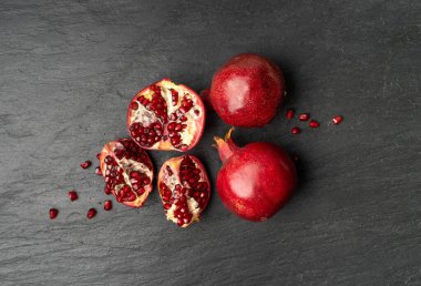 Nar, Kırmızı Olgun Tam Meyve Grubu, Grenadine İçindekiler Doğal Kara Taş Arkaplanı Üzerine Taze Tatlı Organik Nar