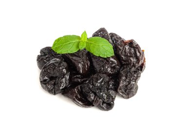 Kuru erik yalıtılmış, kurutulmuş siyah meyve yığını, erik grubu, doğal tatlı, sağlıklı beslenme, kuru erik meyvesi beyaz arka planda.