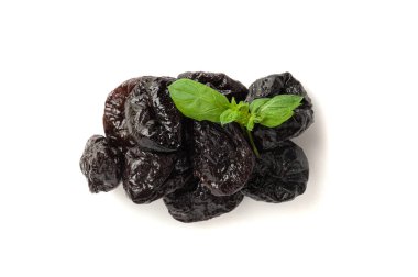 Kuru erik yalıtılmış, kurutulmuş siyah meyve yığını, erik grubu, doğal tatlı, sağlıklı beslenme, kuru erik meyvesi beyaz arka planda.