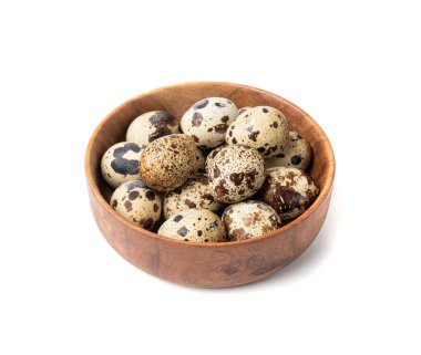 İzole edilmiş bıldırcın yumurtaları, kasede diyet yumurta, sağlıklı kahvaltı, doğal organik beslenme, beyaz arka planda salata içerikli bıldırcın yumurtası.