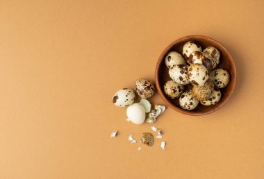 Bıldırcın yumurtası, Tahta Kasede Diyet Yumurtası, Sağlıklı Kahvaltı, Doğal Organik Beslenme, Salata İçindekiler Kahverengi Arka planda Bıldırcın Yumurtası