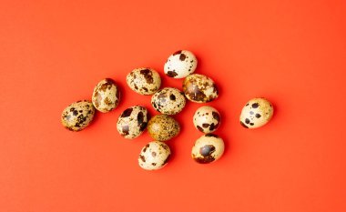 Bıldırcın yumurtası, Diyet Yumurtası Grubu, Sağlıklı Kahvaltı, Doğal Organik Beslenme, Kırmızı Arkaplanda Benekli Bıldırcın Yumurtası