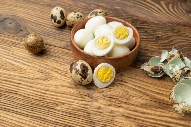 Deniz kabuğundan diyet yumurta soyma, tahta tabakta soyulmuş bıldırcın yumurtası, sağlıklı kahvaltı, doğal organik beslenme, salata içerikli benekli bıldırcın yumurtası...
