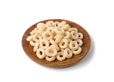 Mısır gevreği halkaları izole, kahvaltı pirinç halkaları, mısır gevrekleri beyaz arka planda atıştırmalıklar