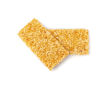 Susamlı atıştırmalık, tatlı mısır gevreği kahvaltısı, bal tohumlu kraker, susam şekeri beyaz arka plan üst görünümde.