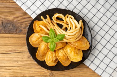 Tütsülenmiş Peynir, Geleneksel Polonya Oscypek, Slovakya Dağ Atıştırması, Koyun Sütü Ürünleri, Dağlar Siyah Tabakta Tütsülenmiş Peynir, Kırsal Arka plan