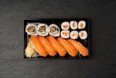 Plastik Konteynırda Suşi Suşi Suşi Paketi, Kara Taş Arkaplanda Nori Maki, Nigiri Suşi Roll