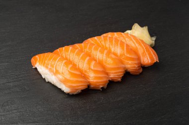 Suşi Seti, Somon Suşi Yuvarlama Öğle Yemeği, Nori Maki, Nigiri Suşi Yuvarlama Kara Taş Tabak Arkaplanda