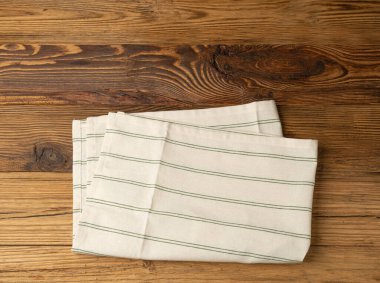 Mutfak peçetesi, tahta masa üzerindeki çizgili havlu metin, masa örtüsü afişi, restoranın bulaşık bezi maketi, tahta zemin üzerinde masa örtüsü, üst görünüm