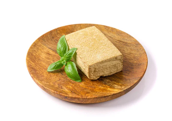 Soya peyniri bloğu izole edilmiş, füme vegan peyniri dilimlenmiş, dilimlenmiş soya fasulyesi kaymağı, soya proteini veya TSP sağlıklı et analizi, Tofu peyniri beyaz arka planda.