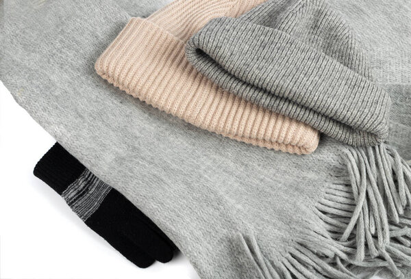 Комплект зимних шляп, вязаная зимняя одежда, серая шерстяная шляпа, спортивная шапочка, вязаная шапочка на белом фоне