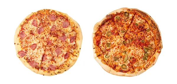 イタリアのピザ グリーンホットペッパーとハムピザ チリペッパーとモザレッラチーズ ホワイトバックグラウンドの伝統的なイタリアのフラットブレッド クリッピングパス ストック画像