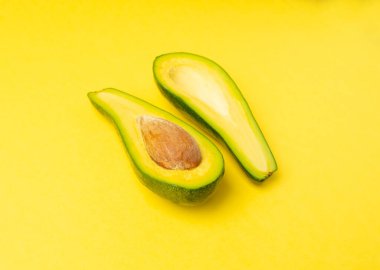 Avokado, Avokado, Yeşil Avokado Dilimi, Taze Timsah Armudu, Guacamole İçindekiler, Sarı Arkaplanda Uzun Avokado Meyvesi