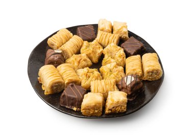 İzole edilmiş Baklava, Küçük Ramazan Tatlısı, Doğu Tatlı Filo Pastaları Seti, Türk Balı Baklawa, Geleneksel Doğu Çölü, Beyaz Arkaplanda Küçük Baklava Parçaları
