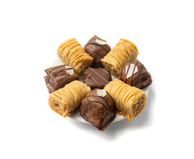 İzole edilmiş Baklava, Küçük Ramazan Tatlısı, Doğu Tatlı Filo Pastaları Seti, Türk Balı Baklawa, Geleneksel Doğu Çölü, Beyaz Arkaplanda Küçük Baklava Parçaları