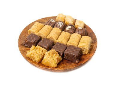 İzole edilmiş Baklava, Küçük Ramazan Tatlısı, Doğu Tatlı Filo Pastaları Seti, Türk Balı Baklawa, Geleneksel Doğu Çölü, Beyaz Arkaplanda Küçük Baklava Parçaları
