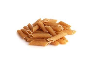 Çiğ kahverengi makarna, kepekli makarna, kepekli makarna, tam tahıllı erişte, çiğ makarna, sağlıklı İtalya yemeği, organik yemek, beyaz arka planda kepekli makarna.