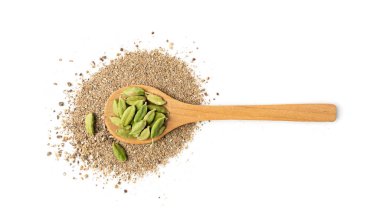 Kakule öğütülmüş kakule tohumları, yeşil kardamon, kardamon meyveleri, kardamum baharat tozu, kakule baharatı, beyaz arka planda kurutulmuş Nepal kakule tohumları.