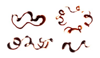 Çikolata soslu karışım, çikolata soslu damla, krema, erimiş çikolata çiselemeli, kakao soslu fırça darbesi, kahverengi şurup süslemesi, beyaz arka planda soya sosu.