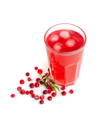 Soğuk Lingonberry içeceği izole edilmiş, buzlu Cowberry çayı, ferahlatıcı kızılcık kokteyli, Berry Mors, Red Berry suyu, meyveli içecek, Red Grog, Lingonberry içeceği beyaz arka planda, Ice Cubes