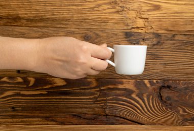 El Tutma Kupası, Ellerinde Boş Beyaz Kupa, Kahve Fincanı, Çay fincanı, Sıcak İçecek Mokup, Tahta Masa Arkaplanı Arkaplanda Metin Tarafı Görünümü için Fotokopi Alanı