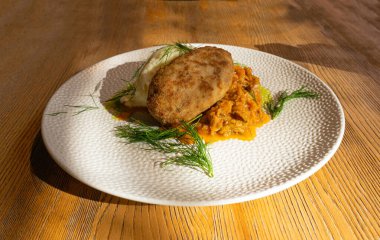 Patates püresi ve yahnili pirzola, Kızarmış Köfte, Şnitzel ya da Katsu soslu Restoran ana Garnitürü.