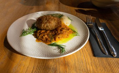 Patates püresi ve yahnili pirzola, Kızarmış Köfte, Şnitzel ya da Katsu soslu Restoran ana Garnitürü.