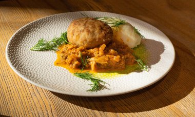 Patates püresi ve yahnili pirzola, Kızarmış Köfte, Şnitzel ya da Katsu soslu Restoran ana Garnitürü.