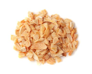 Kuru sarımsak dilimleri izole edilmiş, çıtır çıtır çıtır karanfiller yakın çekim, ızgara sarımsak gevreği, karanfil grubu beyaz arka plan üst görünümü