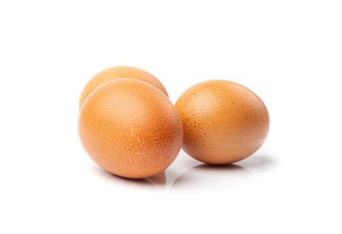 İzole edilmiş tavuk yumurtası, tam tavuk yumurtası, taze sağlıklı çiftlik yemeği, paskalya konsepti, beyaz arka planda kahverengi tavuk yumurtası grubu.