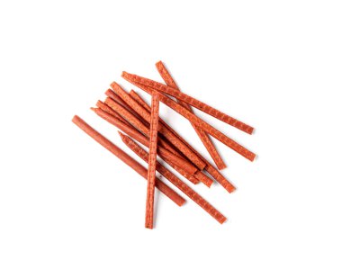 Kurutulmuş kurutulmuş et, kurutulmuş tavuk dilimleri, kurutulmuş sığır eti küçük parçaları, biralı aperatifler, kurutulmuş domuz filetosu, köpek bisküvisi, beyaz arka planda kurutulmuş et.