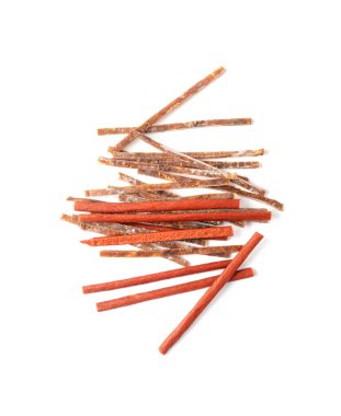 Kurutulmuş kurutulmuş balık eti, kurutulmuş deniz ürünleri, Hake Stockfish, kurutulmuş Pollock 'un küçük parçaları, bira atıştırmalıkları, beyaz arka planda kurutulmuş balık filetosu.