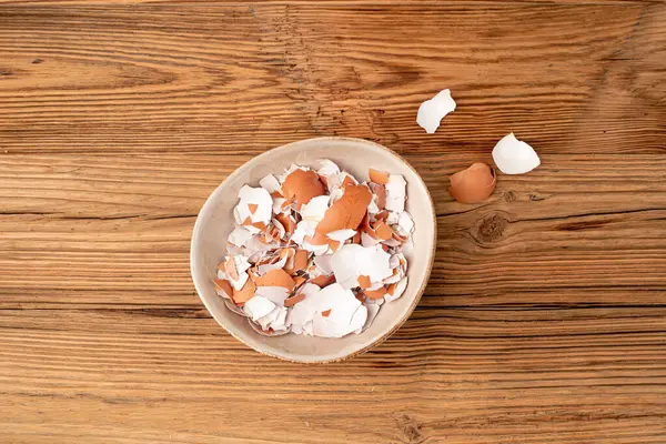 Kasede Kırık Yumurta Kabuğu, Ezilmiş Yumurta Kabuğu, Kalsiyum İlavesi, Kırık Yumurta Kabukları, Doğal Kompost İçeriği, Ahşap Masa Üzerinde Kırık Yumurta Kabuğu Üst Görünümü