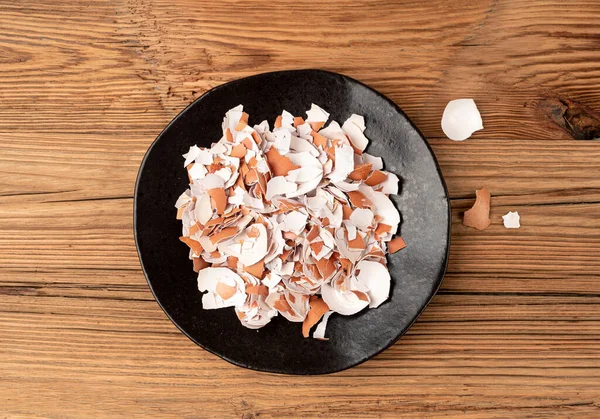 Kasede Kırık Yumurta Kabuğu, Ezilmiş Yumurta Kabuğu, Kalsiyum İlavesi, Kırık Yumurta Kabukları, Doğal Kompost İçeriği, Ahşap Masa Üzerinde Kırık Yumurta Kabuğu Üst Görünümü