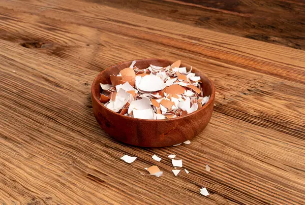 Kasede Kırık Yumurta Kabuğu, Ezilmiş Yumurta Kabuğu, Kalsiyum İlavesi, Kırık Yumurta Kabukları, Doğal Kompost İçeriği, Ahşap Masa Üzerinde Kırık Yumurta Kabuğu Üst Görünümü