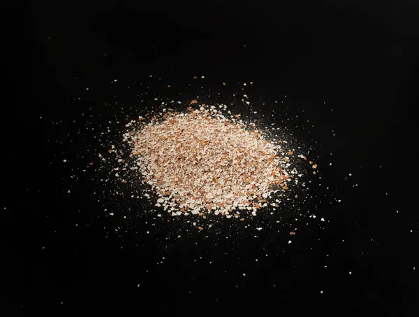 Kırık yumurta kabuğu, ezilmiş yumurta kabuğu, kalsiyum takviyesi, çatlamış yumurta kabuğu, doğal gübre bileşeni, kırılmış yumurta kabuğu siyah arka planda üst görünüm