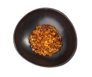 Kehribar taşları izole edilmiş, parlatılmış turuncu taşlar, doğal Baltık kehribar taşları, altın fosilleşmiş ağaç reçine kristalleri, parıldayan kopal cabochon grubu, beyaz arka planda süksinit.