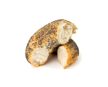 Kırık Gelincik Tohumu Bagel İzole Edilmiş, Yuvarlak Ekmek Ekmek, Kahvaltı için Poppyseed Buğday Fırını, Beyaz Arkaplanda Düz Çember Simitli Ekmek Parçaları
