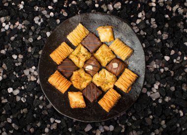 Baklava Set Top View, Ramazan Tatlısı, Doğu Tatlı Filo Pastaları, Bal Baklawa, Doğu Çölü, Kara Arkaplanda Küçük Baklava Parçaları